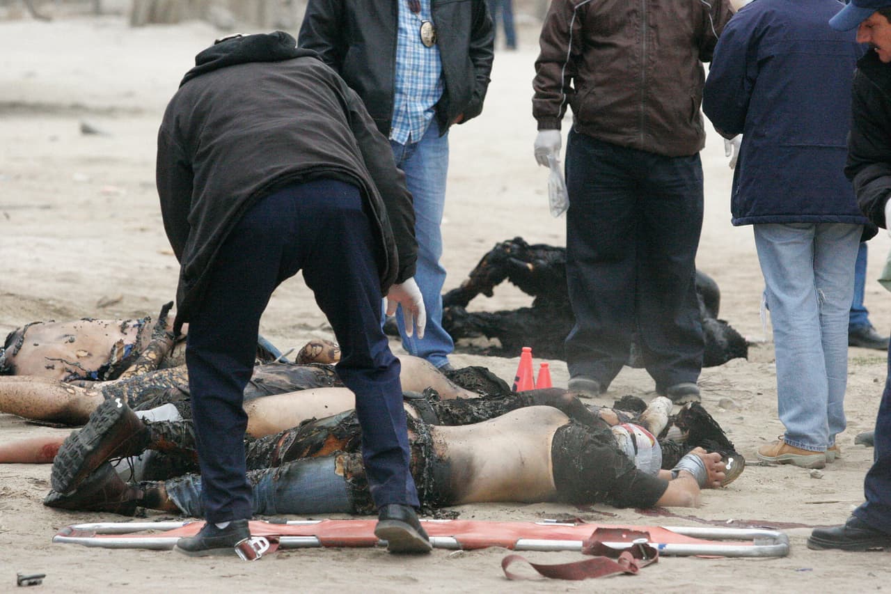 Seis hombres quemados y con el tiro de gracia.