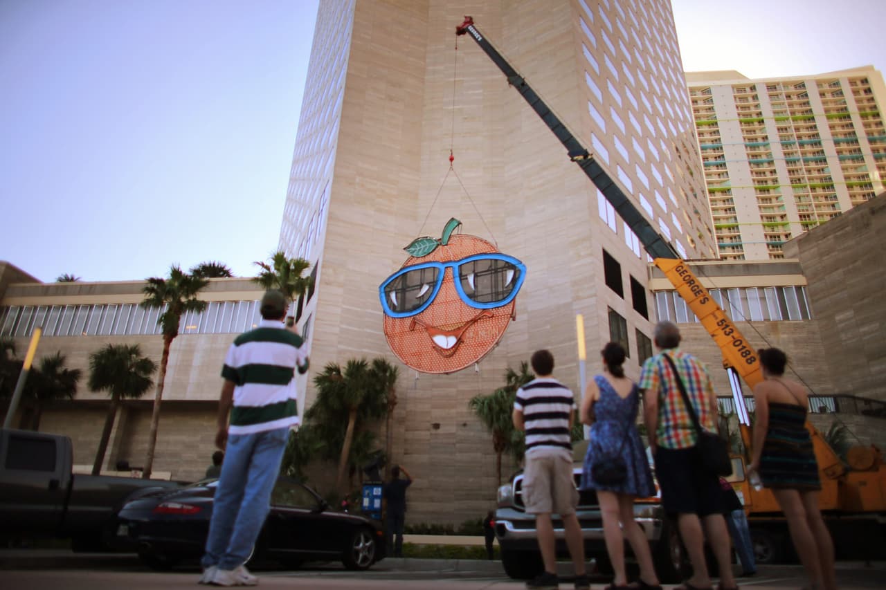La popular 'Big Orange' (Gran Naranja), que tradicionalmente da la bienvenida al nuevo año en Miami fue colocada en la fachada del Hotel Intercontinental.