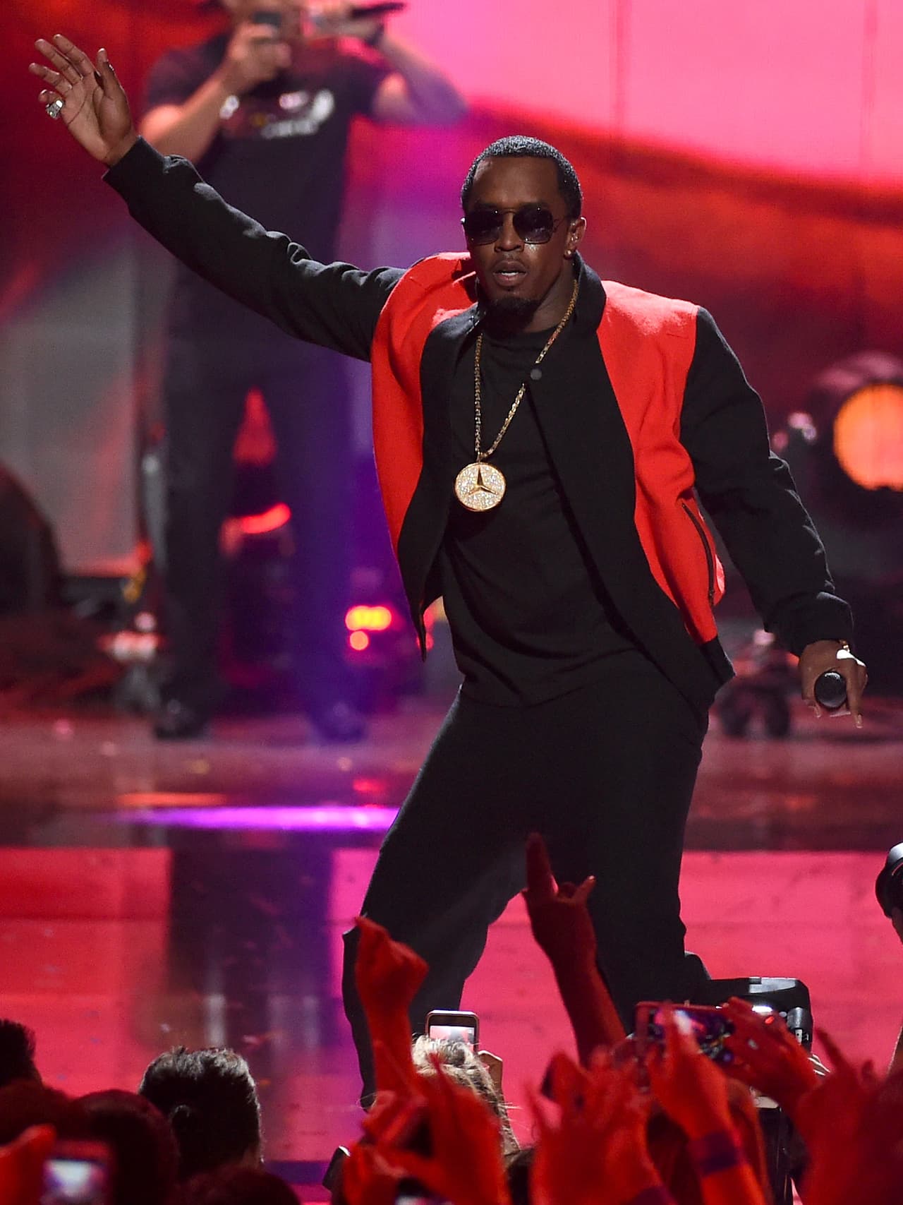 "¡Es oficial! ¡Voy a celebrar 2016 en Miami con mi hermano Pitbull! ¡Vamos! ¡Reúnete conmigo allí!", escribió P. Diddy en Twitter.