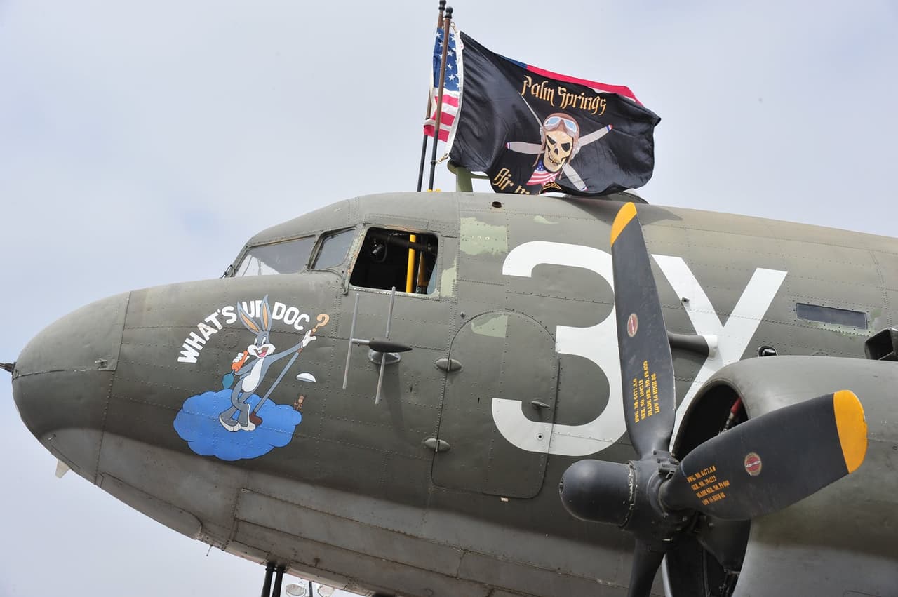 What's Up Doc fue otra de las simbólicas naves que voló durante el tributo.