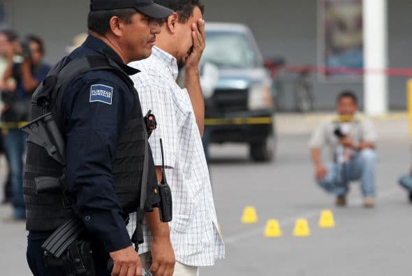 "Las víctimas se encontraban en el patio de la vivienda en alguna celebración, cuando varios sujetos encapuchados, con uniformes oscuros y con armas largas, llegaron en varias camionetas, irrumpieron y comenzaron a disparar contra los asistentes de manera indiscriminada", había dicho con anterioridad la policía municipal.
