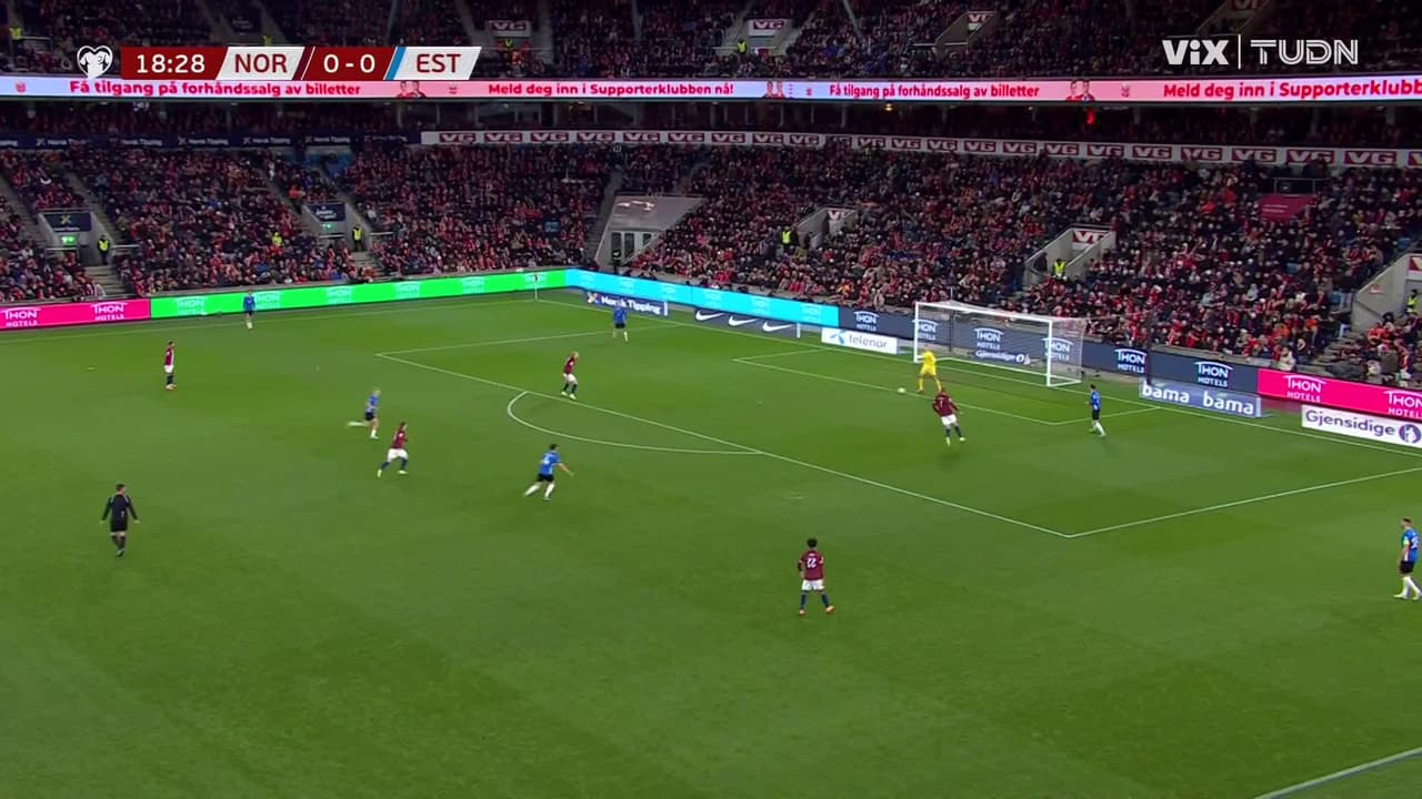 ¡Jugadón de Noruega! De milagro ese balón no terminó en la red de Estonia