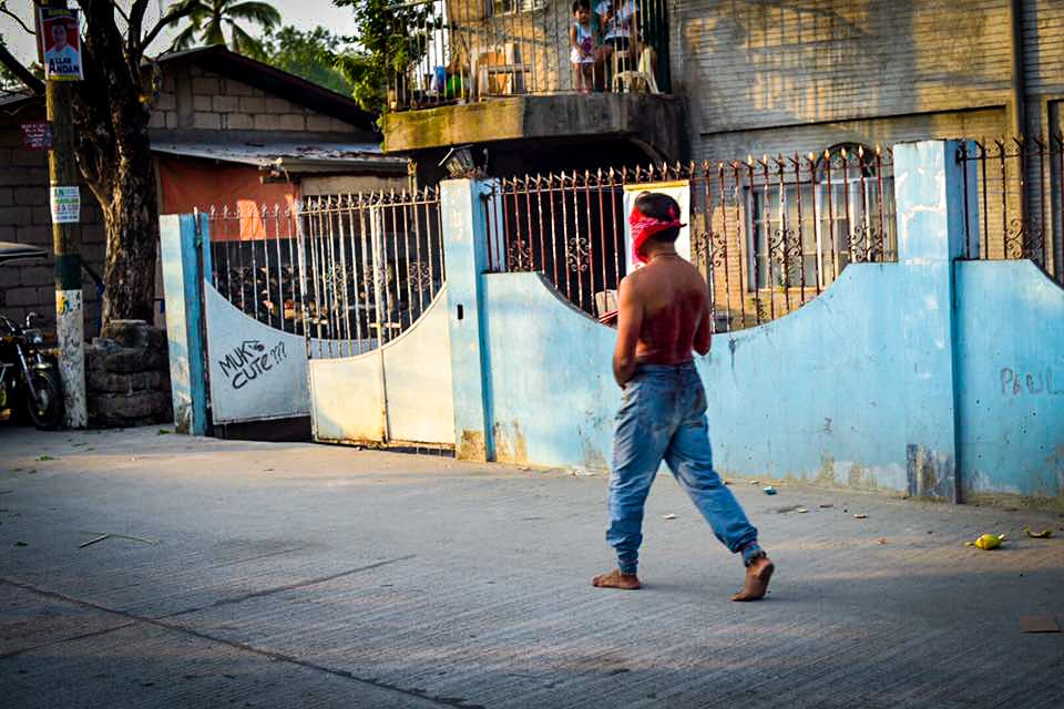 Filipinos participan en una sangrienta celebración de Viernes Santo donde se dan latigazos en sus espaldas y cargan la cruz por largos pasares para darle gracias a Dios.