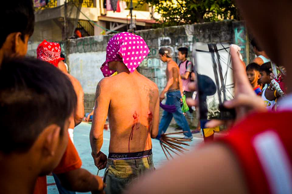 Filipinos participan en una sangrienta celebración de Viernes Santo donde se dan latigazos en sus espaldas y cargan la cruz por largos pasares para darle gracias a Dios.
