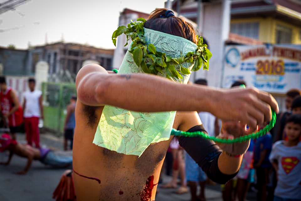 Filipinos participan en una sangrienta celebración de Viernes Santo donde se dan latigazos en sus espaldas y cargan la cruz por largos pasares para darle gracias a Dios.