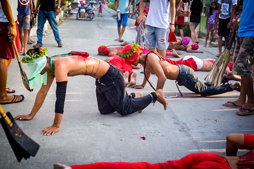 Filipinos participan en una sangrienta celebración de Viernes Santo donde se dan latigazos en sus espaldas y cargan la cruz por largos pasares para darle gracias a Dios.