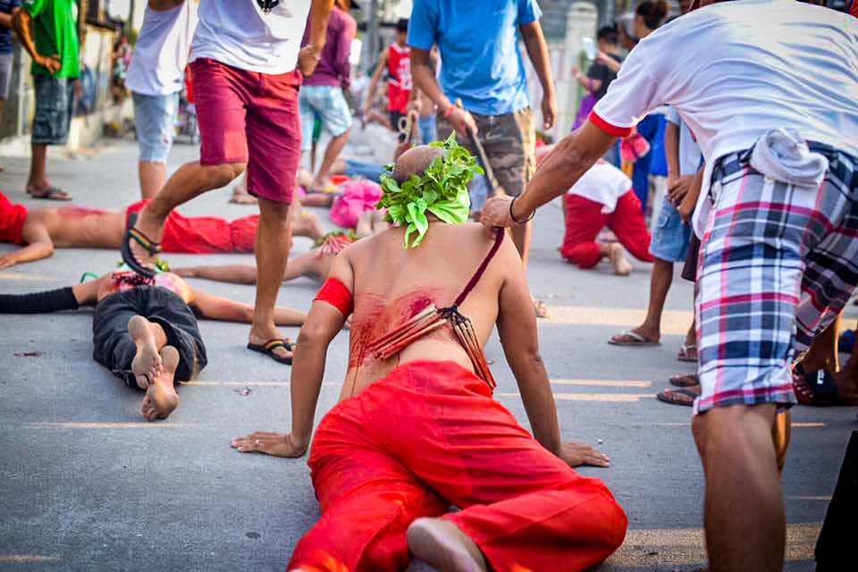 Filipinos participan en una sangrienta celebración de Viernes Santo donde se dan latigazos en sus espaldas y cargan la cruz por largos pasares para darle gracias a Dios.