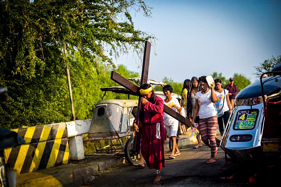 Filipinos participan en una sangrienta celebración de Viernes Santo donde se dan latigazos en sus espaldas y cargan la cruz por largos pasares para darle gracias a Dios.