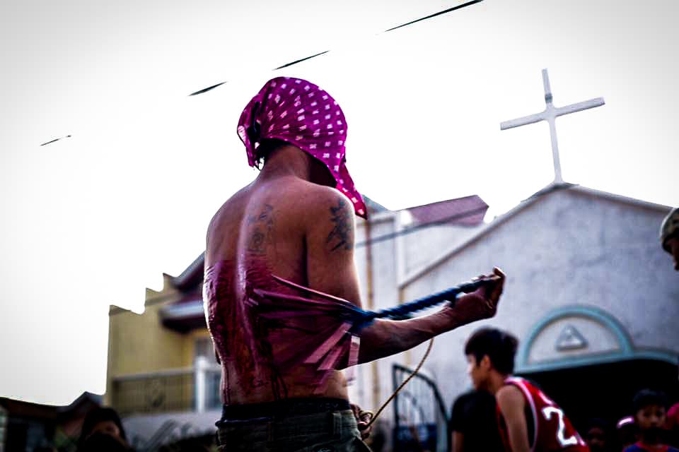 Filipinos participan en una sangrienta celebración de Viernes Santo donde se dan latigazos en sus espaldas y cargan la cruz por largos pasares para darle gracias a Dios.