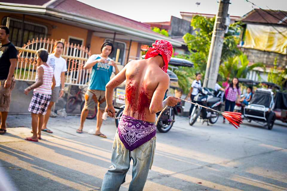 Filipinos participan en una sangrienta celebración de Viernes Santo donde se dan latigazos en sus espaldas y cargan la cruz por largos pasares para darle gracias a Dios.