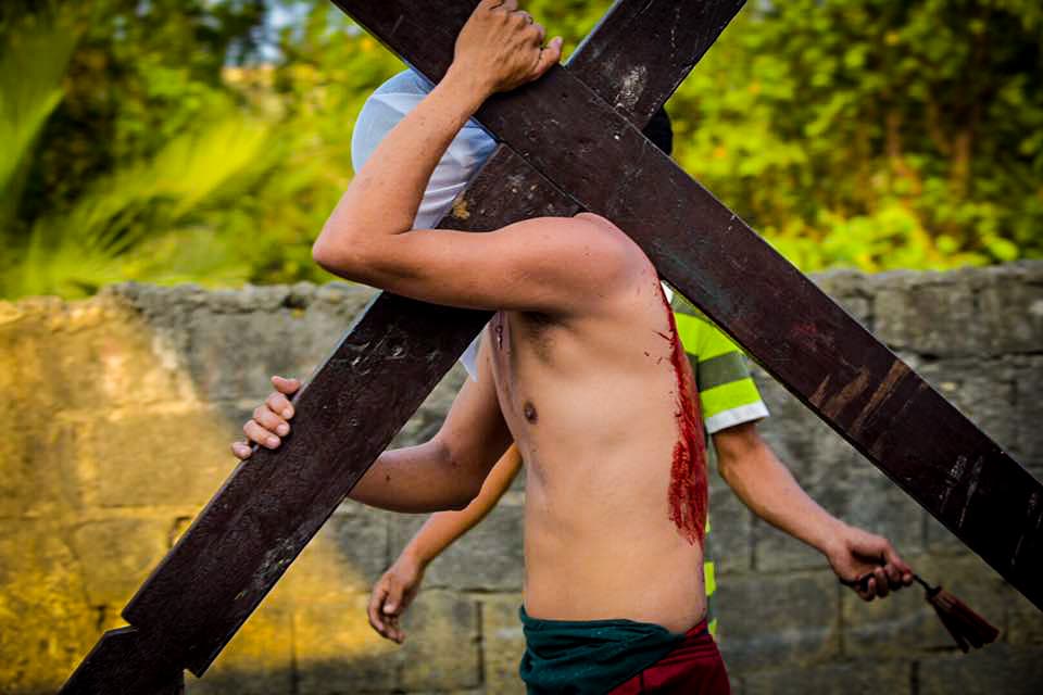 Filipinos participan en una sangrienta celebración de Viernes Santo donde se dan latigazos en sus espaldas y cargan la cruz por largos pasares para darle gracias a Dios.