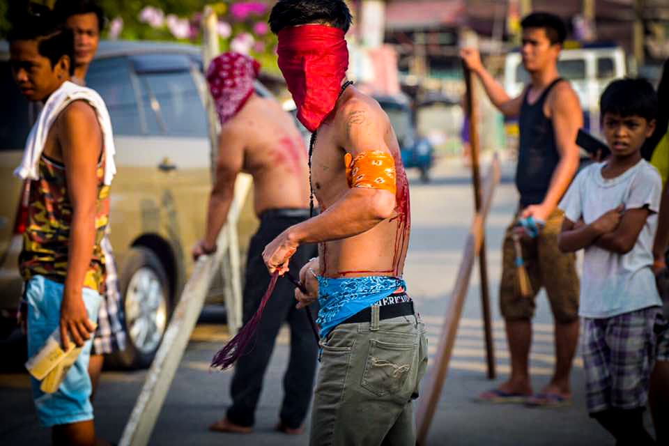 Filipinos participan en una sangrienta celebración de Viernes Santo donde se dan latigazos en sus espaldas y cargan la cruz por largos pasares para darle gracias a Dios.