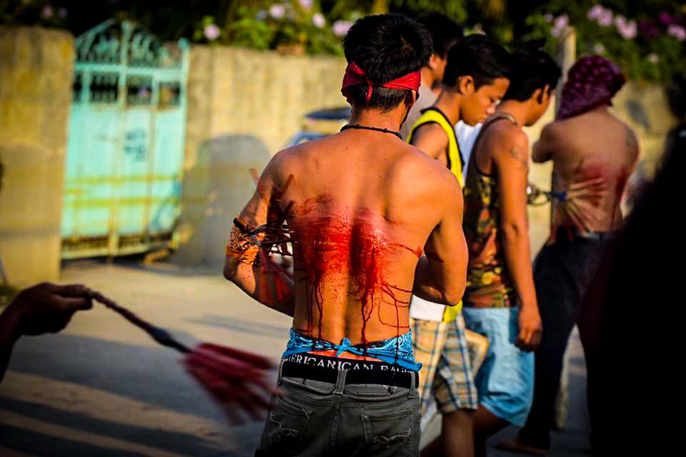 Filipinos participan en una sangrienta celebración de Viernes Santo donde se dan latigazos en sus espaldas y cargan la cruz por largos pasares para darle gracias a Dios.