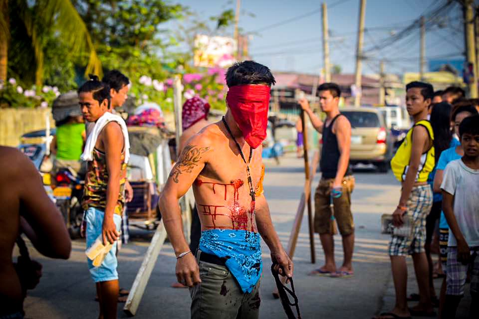 Filipinos participan en una sangrienta celebración de Viernes Santo donde se dan latigazos en sus espaldas y cargan la cruz por largos pasares para darle gracias a Dios.