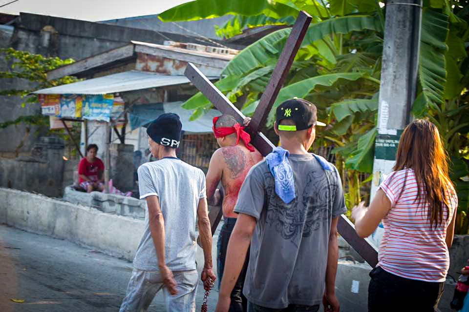 Filipinos participan en una sangrienta celebración de Viernes Santo donde se dan latigazos en sus espaldas y cargan la cruz por largos pasares para darle gracias a Dios.