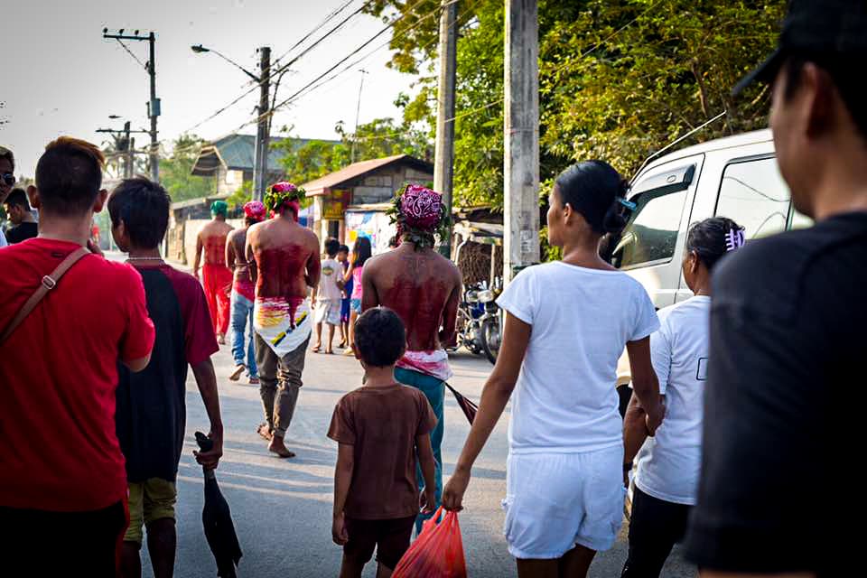 Filipinos participan en una sangrienta celebración de Viernes Santo donde se dan latigazos en sus espaldas y cargan la cruz por largos pasares para darle gracias a Dios.
