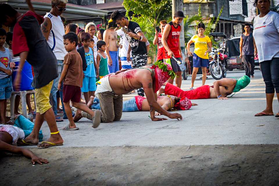 Filipinos participan en una sangrienta celebración de Viernes Santo donde se dan latigazos en sus espaldas y cargan la cruz por largos pasares para darle gracias a Dios.