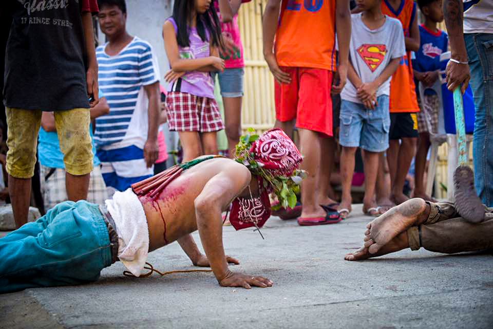 Filipinos participan en una sangrienta celebración de Viernes Santo donde se dan latigazos en sus espaldas y cargan la cruz por largos pasares para darle gracias a Dios.