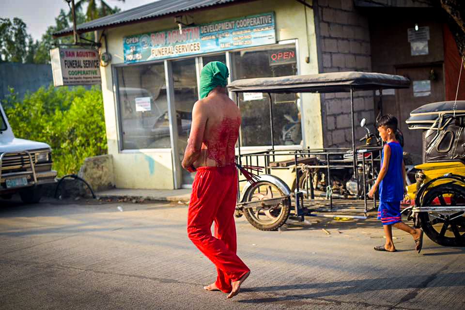 Filipinos participan en una sangrienta celebración de Viernes Santo donde se dan latigazos en sus espaldas y cargan la cruz por largos pasares para darle gracias a Dios.