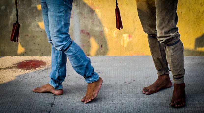 Filipinos participan en una sangrienta celebración de Viernes Santo donde se dan latigazos en sus espaldas y cargan la cruz por largos pasares para darle gracias a Dios.