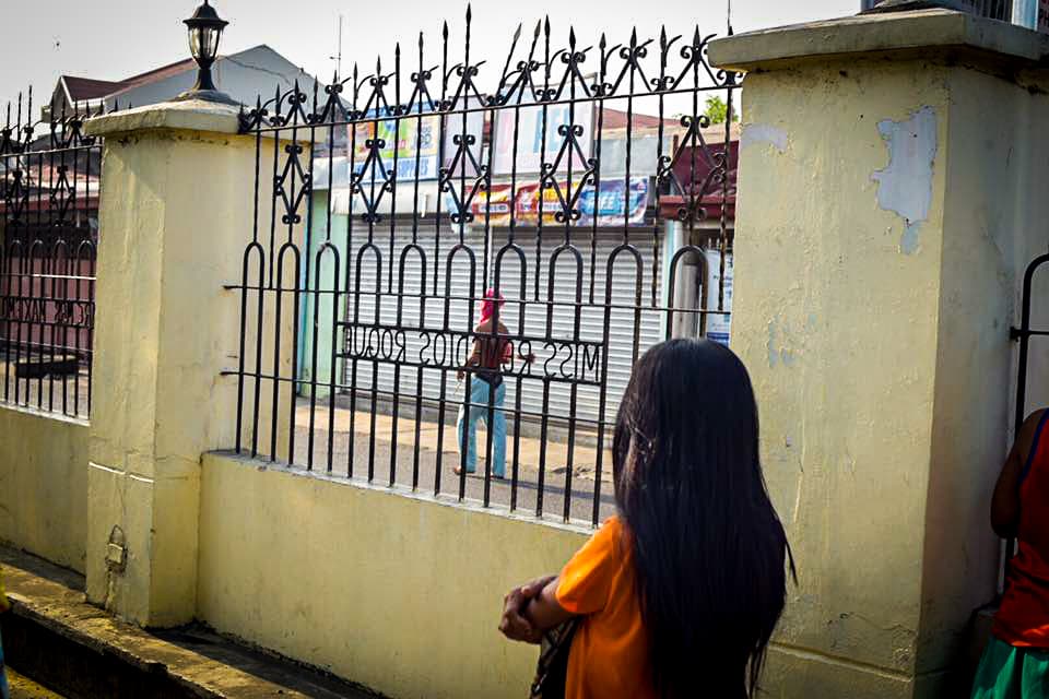 Filipinos participan en una sangrienta celebración de Viernes Santo donde se dan latigazos en sus espaldas y cargan la cruz por largos pasares para darle gracias a Dios.