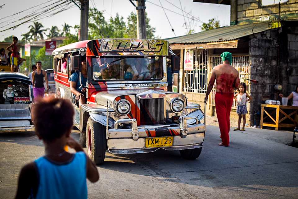 Filipinos participan en una sangrienta celebración de Viernes Santo donde se dan latigazos en sus espaldas y cargan la cruz por largos pasares para darle gracias a Dios.