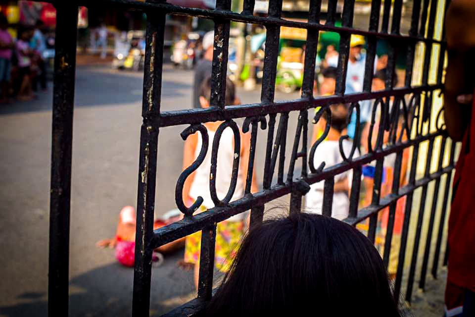 Filipinos participan en una sangrienta celebración de Viernes Santo donde se dan latigazos en sus espaldas y cargan la cruz por largos pasares para darle gracias a Dios.