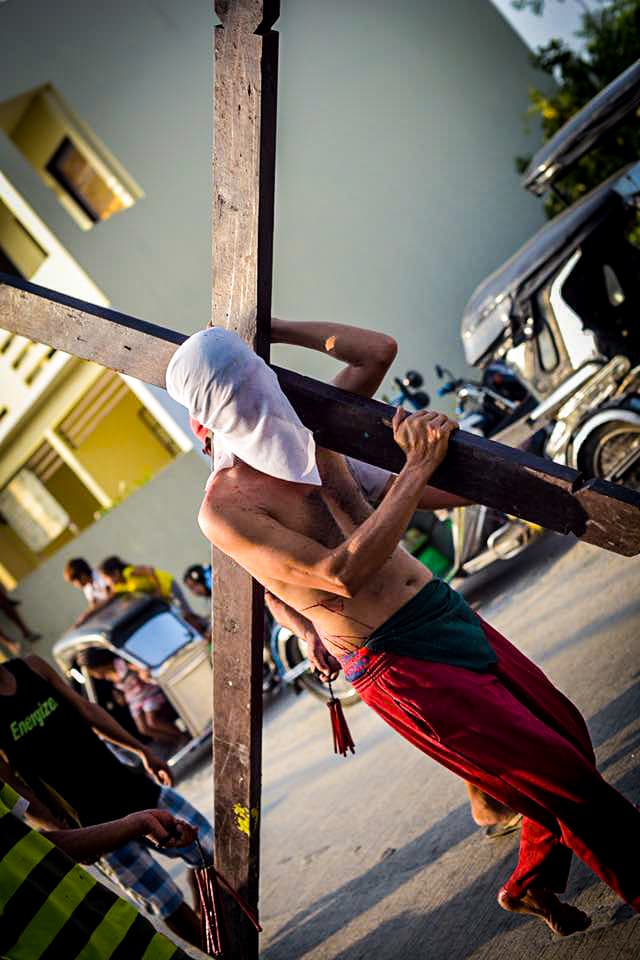 Filipinos participan en una sangrienta celebración de Viernes Santo donde se dan latigazos en sus espaldas y cargan la cruz por largos pasares para darle gracias a Dios.