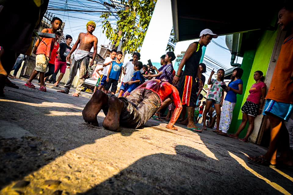 Filipinos participan en una sangrienta celebración de Viernes Santo donde se dan latigazos en sus espaldas y cargan la cruz por largos pasares para darle gracias a Dios.
