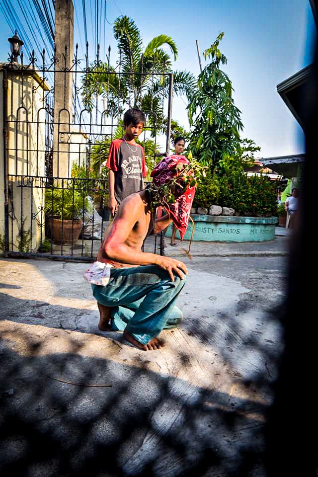 Filipinos participan en una sangrienta celebración de Viernes Santo donde se dan latigazos en sus espaldas y cargan la cruz por largos pasares para darle gracias a Dios.