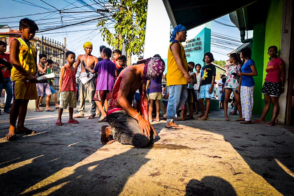Filipinos participan en una sangrienta celebración de Viernes Santo donde se dan latigazos en sus espaldas y cargan la cruz por largos pasares para darle gracias a Dios.