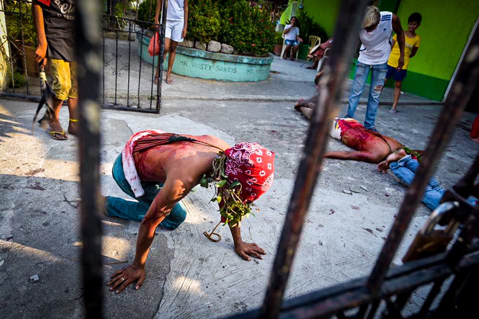 Filipinos participan en una sangrienta celebración de Viernes Santo donde se dan latigazos en sus espaldas y cargan la cruz por largos pasares para darle gracias a Dios.