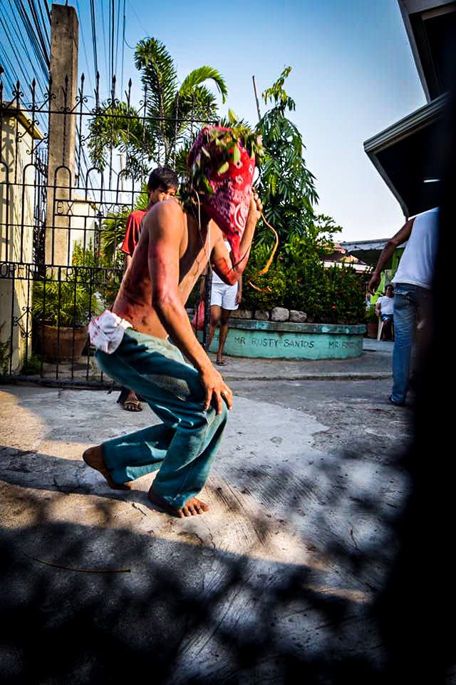 Filipinos participan en una sangrienta celebración de Viernes Santo donde se dan latigazos en sus espaldas y cargan la cruz por largos pasares para darle gracias a Dios.