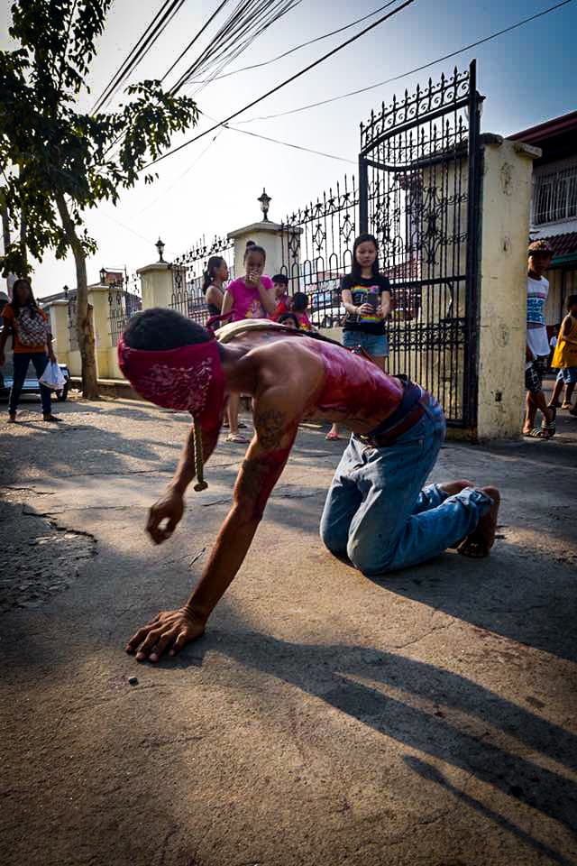 Filipinos participan en una sangrienta celebración de Viernes Santo donde se dan latigazos en sus espaldas y cargan la cruz por largos pasares para darle gracias a Dios.