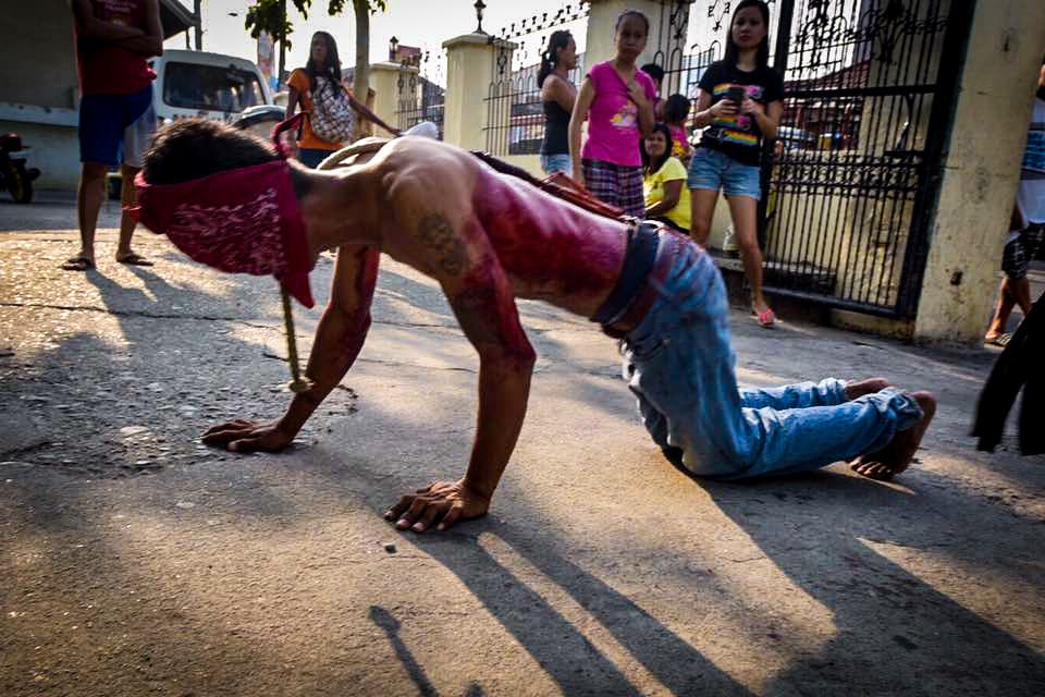 Filipinos participan en una sangrienta celebración de Viernes Santo donde se dan latigazos en sus espaldas y cargan la cruz por largos pasares para darle gracias a Dios.