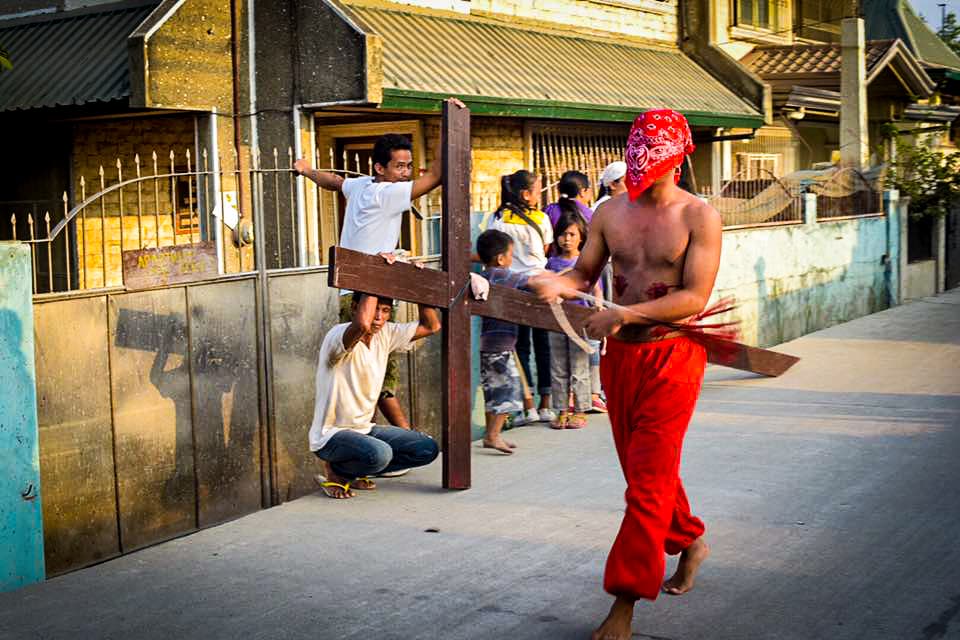 Filipinos participan en una sangrienta celebración de Viernes Santo donde se dan latigazos en sus espaldas y cargan la cruz por largos pasares para darle gracias a Dios.