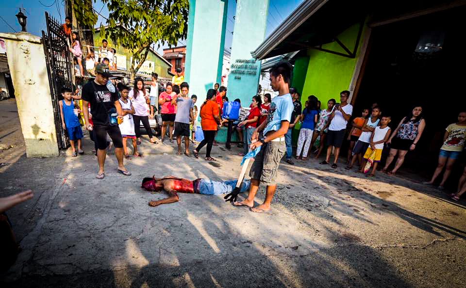 Filipinos participan en una sangrienta celebración de Viernes Santo donde se dan latigazos en sus espaldas y cargan la cruz por largos pasares para darle gracias a Dios.
