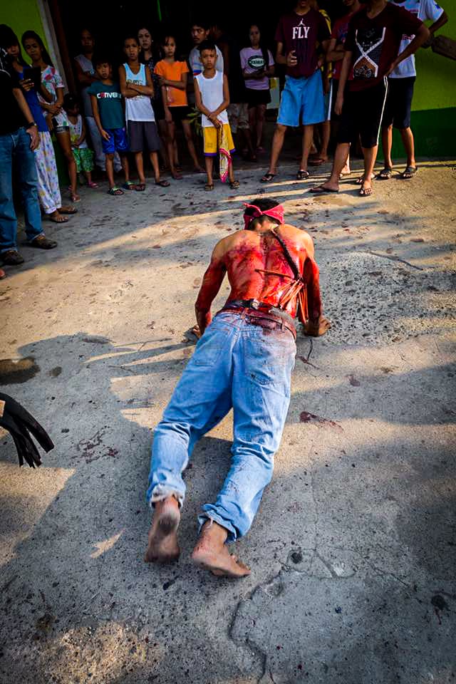 Filipinos participan en una sangrienta celebración de Viernes Santo donde se dan latigazos en sus espaldas y cargan la cruz por largos pasares para darle gracias a Dios.