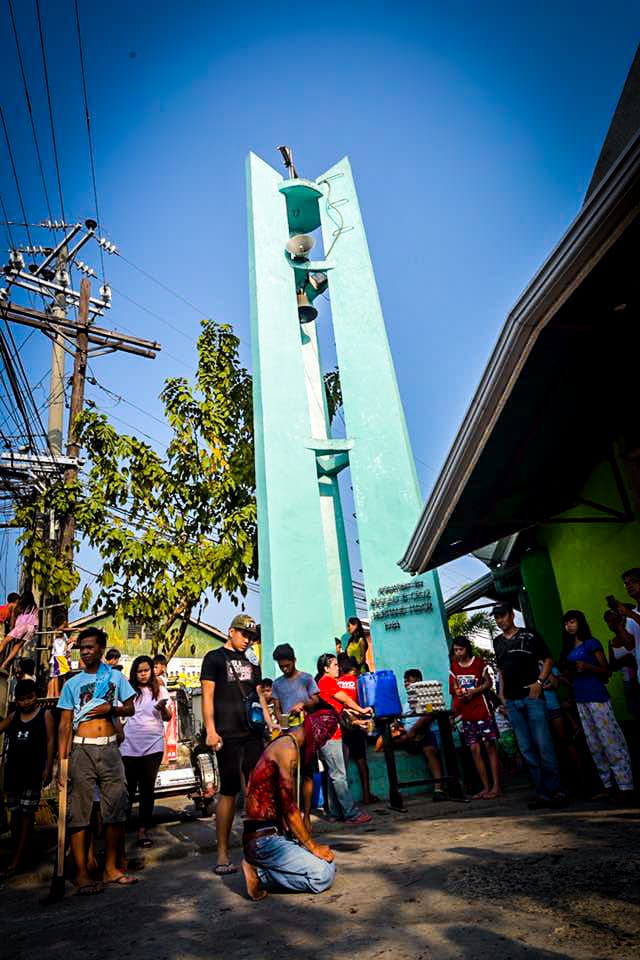 Filipinos participan en una sangrienta celebración de Viernes Santo donde se dan latigazos en sus espaldas y cargan la cruz por largos pasares para darle gracias a Dios.