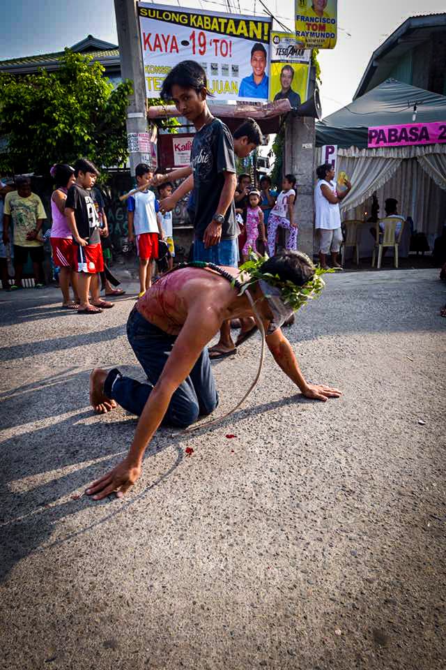 Filipinos participan en una sangrienta celebración de Viernes Santo donde se dan latigazos en sus espaldas y cargan la cruz por largos pasares para darle gracias a Dios.