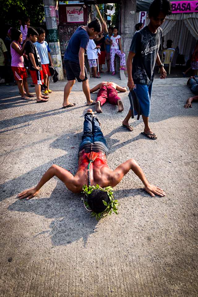 Filipinos participan en una sangrienta celebración de Viernes Santo donde se dan latigazos en sus espaldas y cargan la cruz por largos pasares para darle gracias a Dios.
