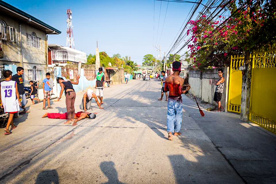 Filipinos participan en una sangrienta celebración de Viernes Santo donde se dan latigazos en sus espaldas y cargan la cruz por largos pasares para darle gracias a Dios.