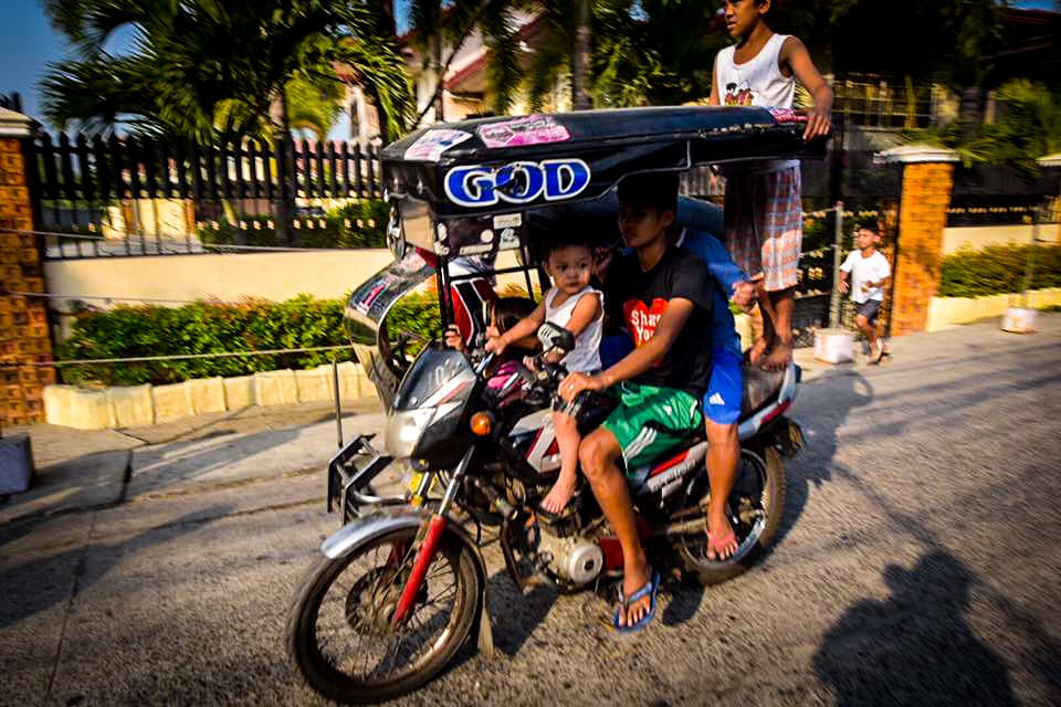 Filipinos participan en una sangrienta celebración de Viernes Santo donde se dan latigazos en sus espaldas y cargan la cruz por largos pasares para darle gracias a Dios.