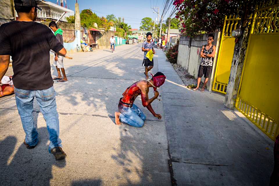 Filipinos participan en una sangrienta celebración de Viernes Santo donde se dan latigazos en sus espaldas y cargan la cruz por largos pasares para darle gracias a Dios.
