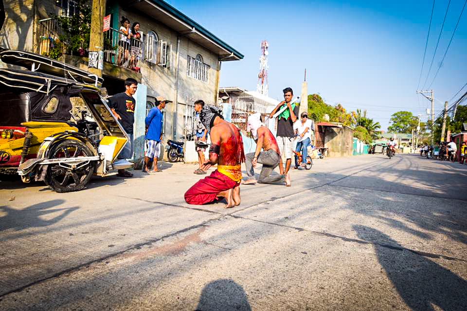 Filipinos participan en una sangrienta celebración de Viernes Santo donde se dan latigazos en sus espaldas y cargan la cruz por largos pasares para darle gracias a Dios.