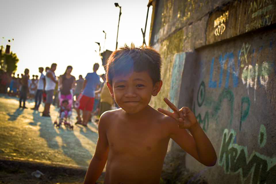 Filipinos participan en una sangrienta celebración de Viernes Santo donde se dan latigazos en sus espaldas y cargan la cruz por largos pasares para darle gracias a Dios.