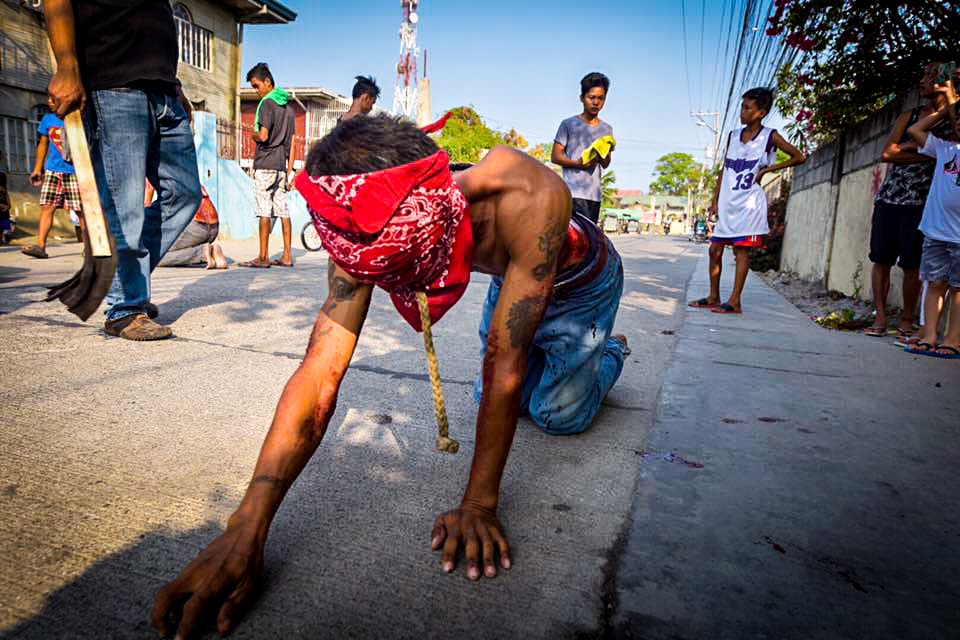 Filipinos participan en una sangrienta celebración de Viernes Santo donde se dan latigazos en sus espaldas y cargan la cruz por largos pasares para darle gracias a Dios.