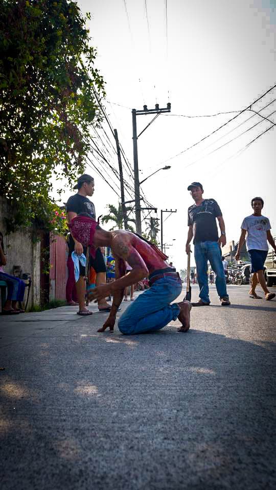 Filipinos participan en una sangrienta celebración de Viernes Santo donde se dan latigazos en sus espaldas y cargan la cruz por largos pasares para darle gracias a Dios.