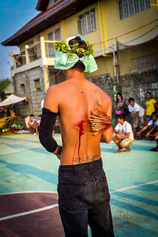 Filipinos participan en una sangrienta celebración de Viernes Santo donde se dan latigazos en sus espaldas y cargan la cruz por largos pasares para darle gracias a Dios.
