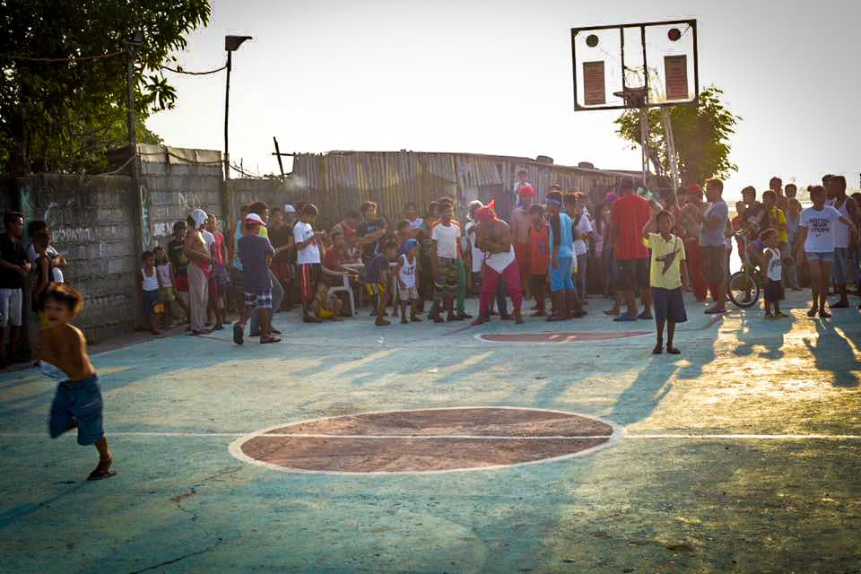 Filipinos participan en una sangrienta celebración de Viernes Santo donde se dan latigazos en sus espaldas y cargan la cruz por largos pasares para darle gracias a Dios.